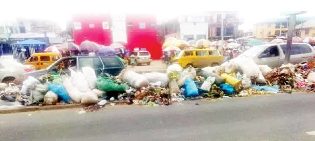 Refuse-heaps-on-the-road-median-in-the-area._1783540377